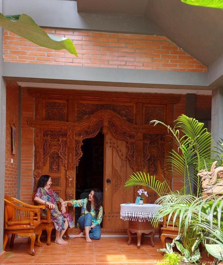 Ndalem Suryo Saptono Guest House Yogyakarta Exterior foto